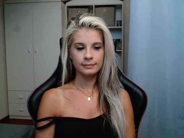 Model: KristineNatural