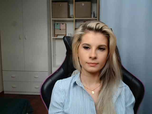 Model: KristineNatural