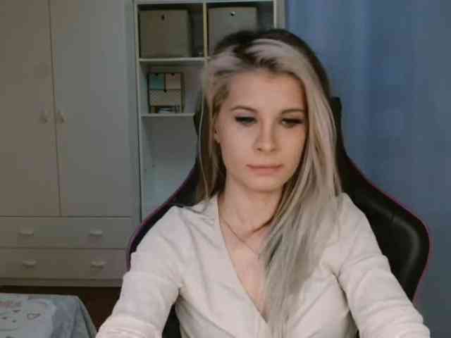 Model: KristineNatural