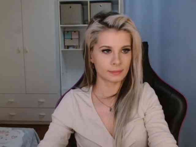 Model: KristineNatural