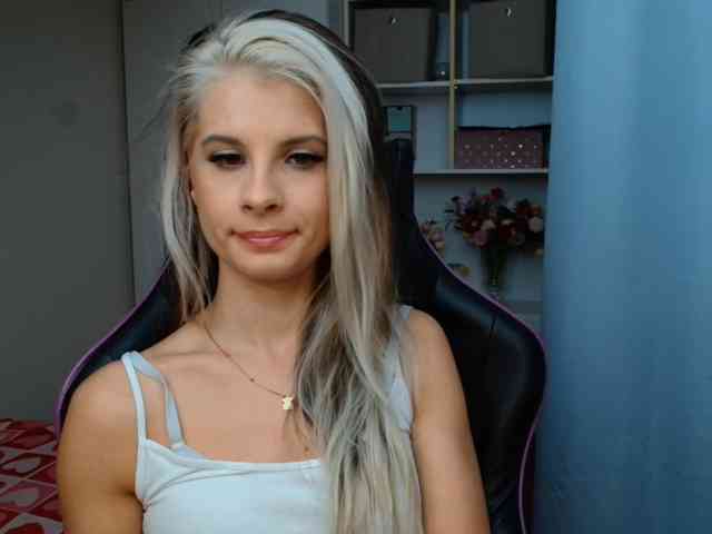 Model: KristineNatural