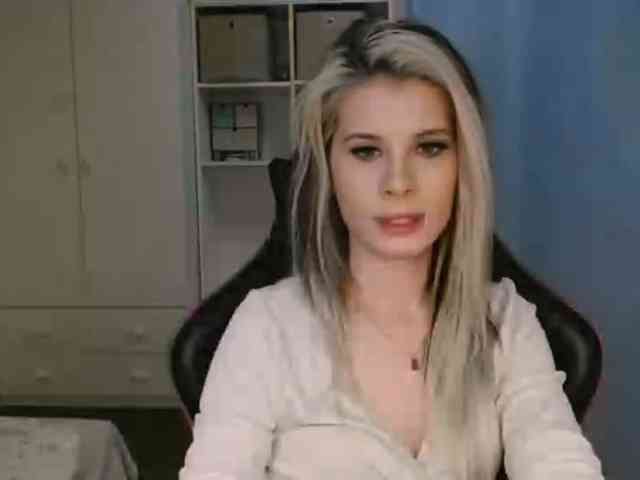 Model: KristineNatural