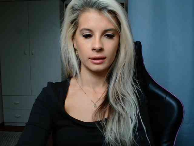 Model: KristineNatural