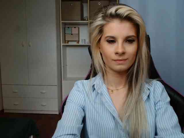 Model: KristineNatural