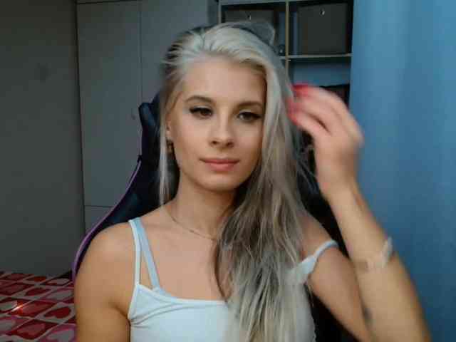 Model: KristineNatural