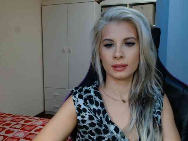Model: KristineNatural
