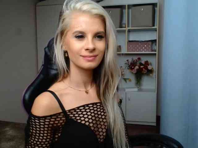 Model: KristineNatural