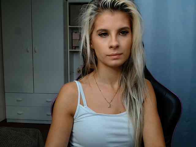Model: KristineNatural