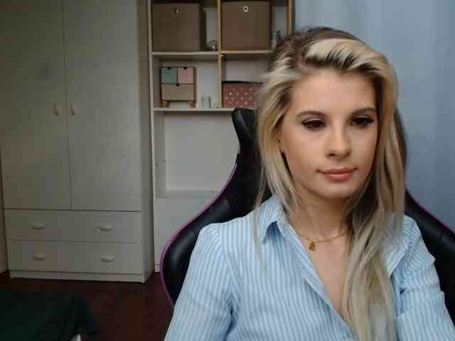 Model: KristineNatural
