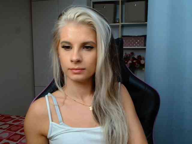 Model: KristineNatural
