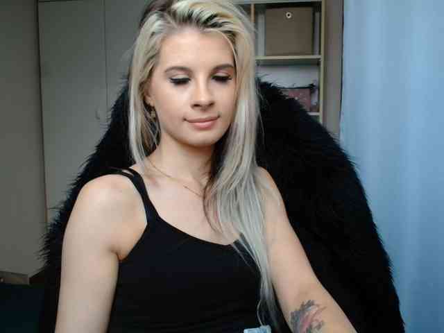 Model: KristineNatural