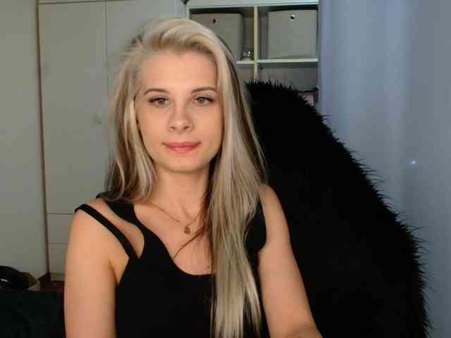 Model: KristineNatural