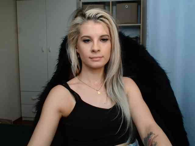 Model: KristineNatural
