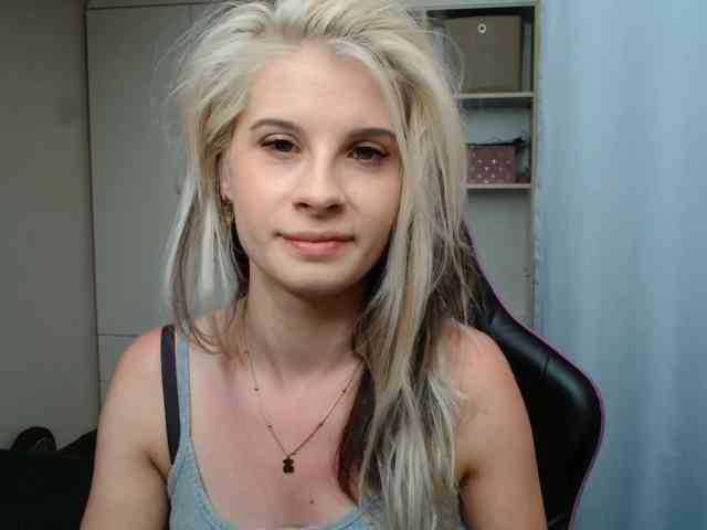 Model: KristineNatural