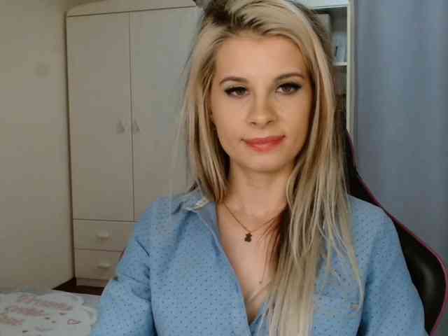 Model: KristineNatural