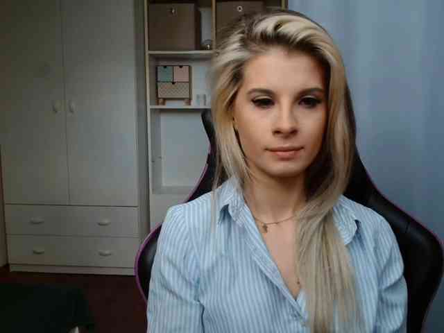 Model: KristineNatural