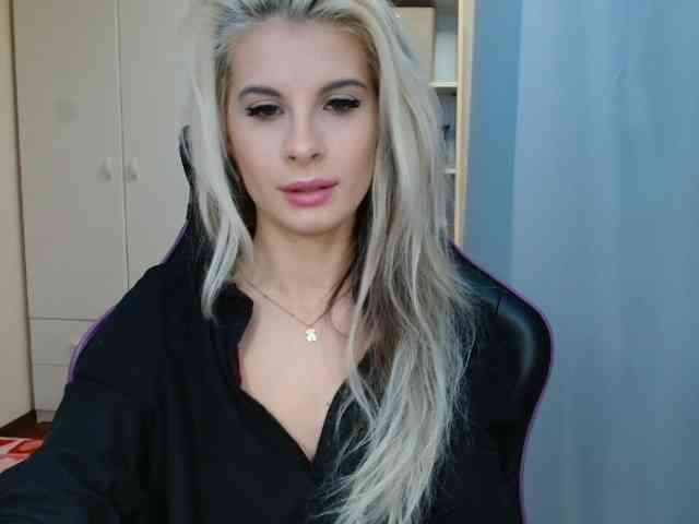 Model: KristineNatural