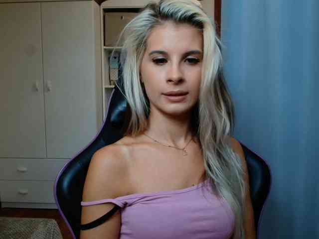 Model: KristineNatural