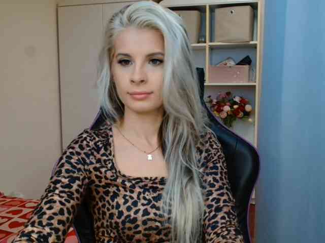 Model: KristineNatural