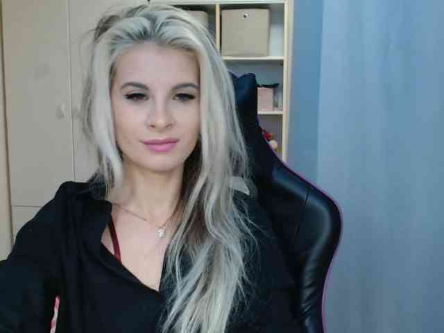 Model: KristineNatural