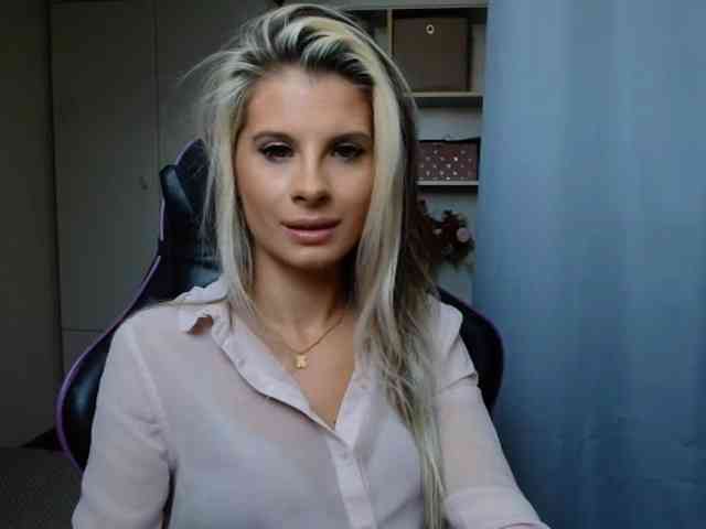 Model: KristineNatural