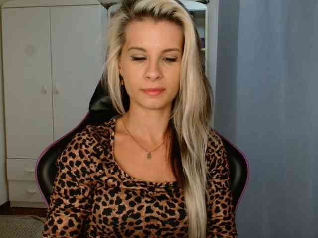 Model: KristineNatural