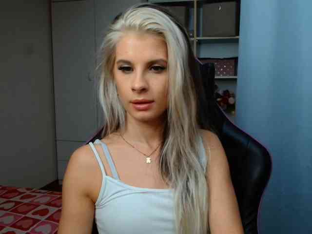 Model: KristineNatural