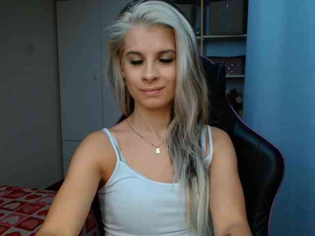 Model: KristineNatural