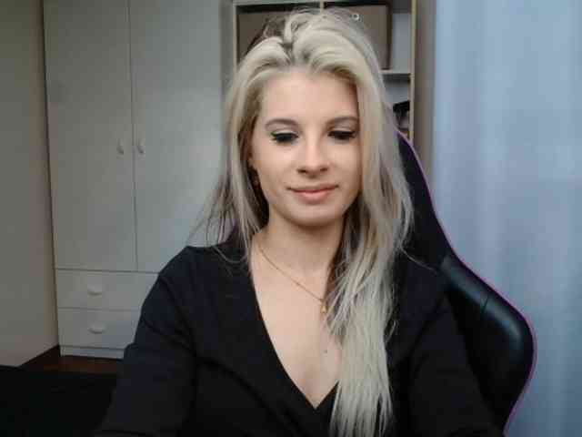 Model: KristineNatural