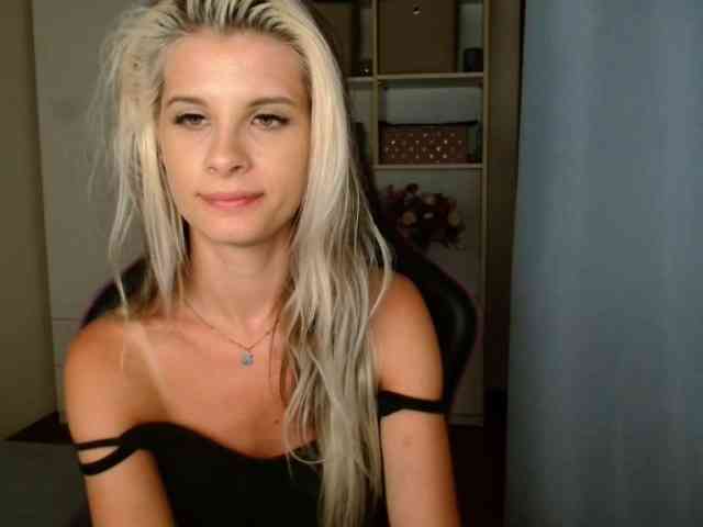 Model: KristineNatural