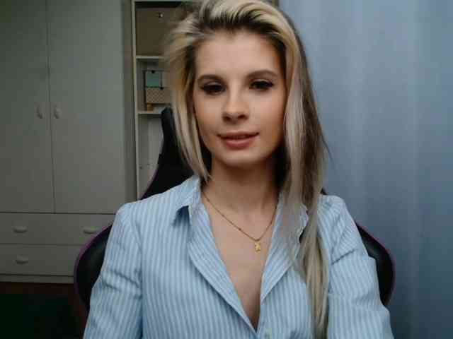 Model: KristineNatural