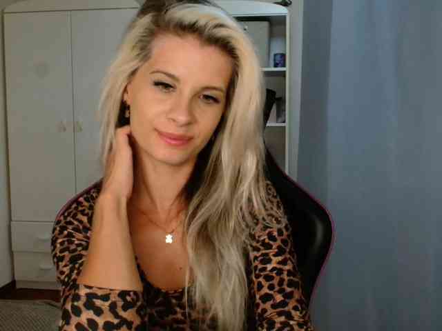 Model: KristineNatural
