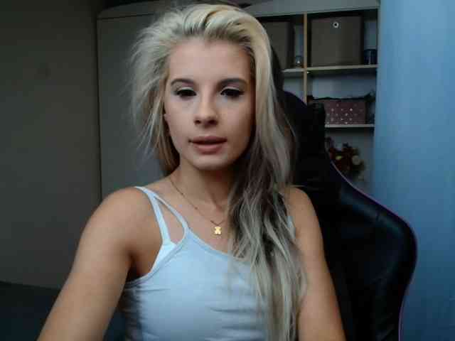 Model: KristineNatural