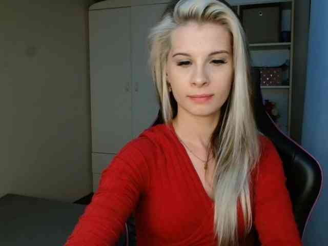 Model: KristineNatural
