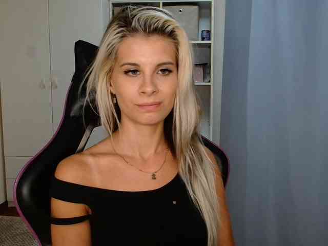 Model: KristineNatural
