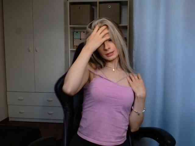 Model: KristineNatural