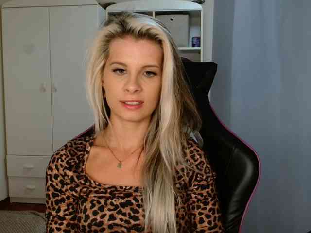 Model: KristineNatural