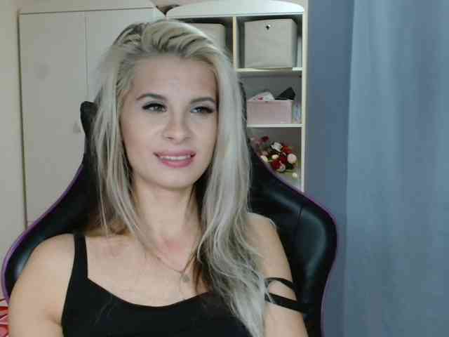 Model: KristineNatural