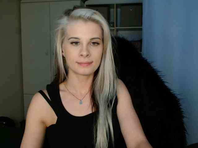 Model: KristineNatural