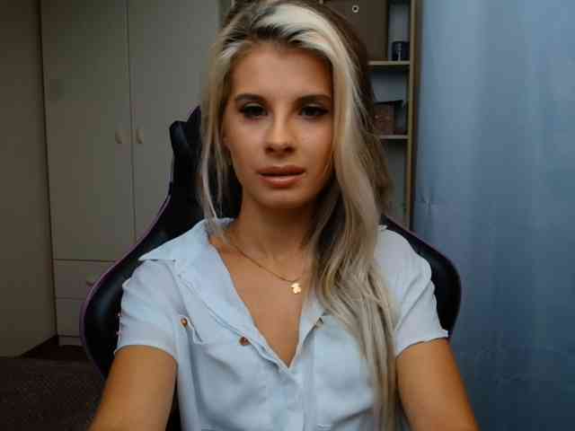 Model: KristineNatural