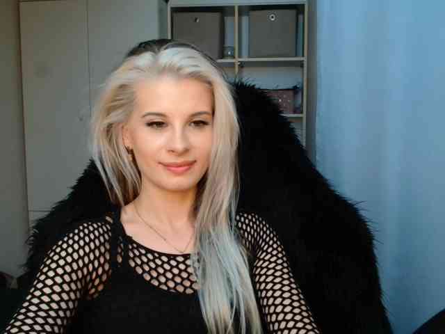 Model: KristineNatural