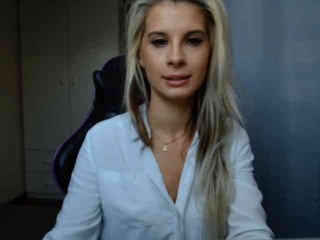 Model: KristineNatural