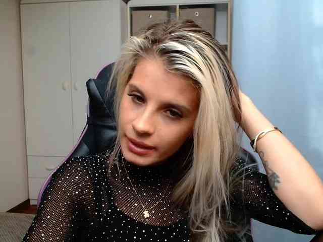Model: KristineNatural