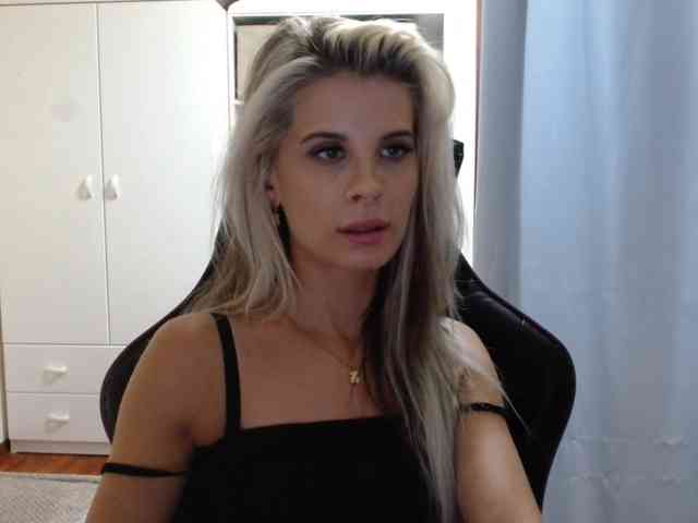 Model: KristineNatural