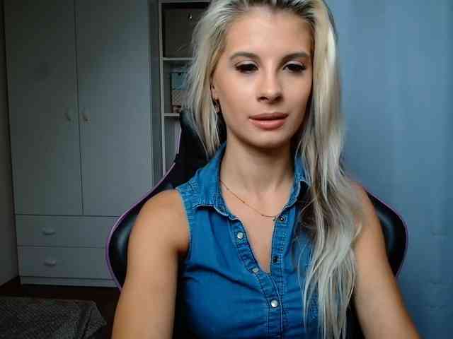 Model: KristineNatural