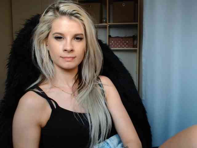 Model: KristineNatural