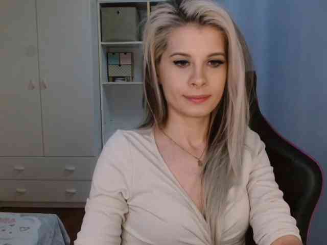 Model: KristineNatural