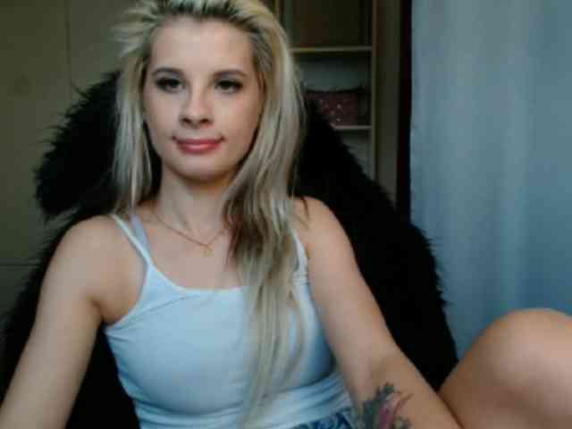 Model: KristineNatural