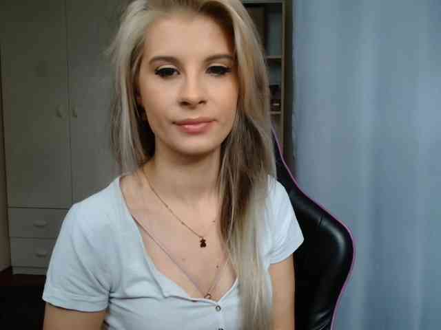 Model: KristineNatural