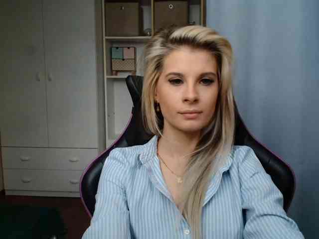 Model: KristineNatural